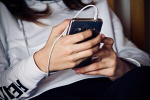Telefony w szkole – prawo i praktyka