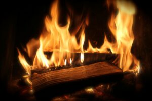 Pierwszy Międzynarodowy Dzień Kominka – niezależność energetyczna i domowe ciepło w czasach niepewności