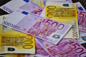 Wakacje po polsku słońce, walizka i… euro w portfelu. Gdzie Polacy wyjeżdżają i jakie waluty kupują najczęściej